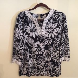 Black/white  shirt 3.4 sleeve white trim